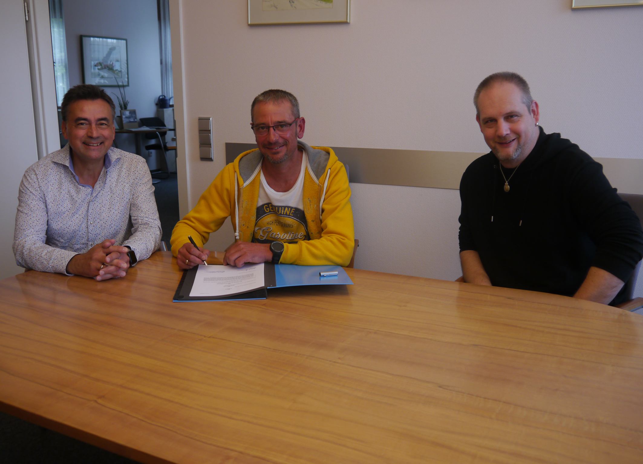  Robert Pfann, Jean-Paul Rothenbusch und Frank Städler sitzen an einem Tisch 