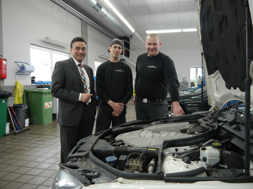 Azubi Sven und sein Chef Christian Kalisch erklären Bürgermeister Robert Pfann die Funktionsweise eines hochmodernen AMG-Motors. 
