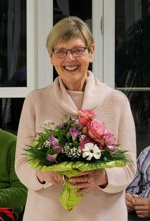  Angelika Wasserburger mit Blumenstrauß. 